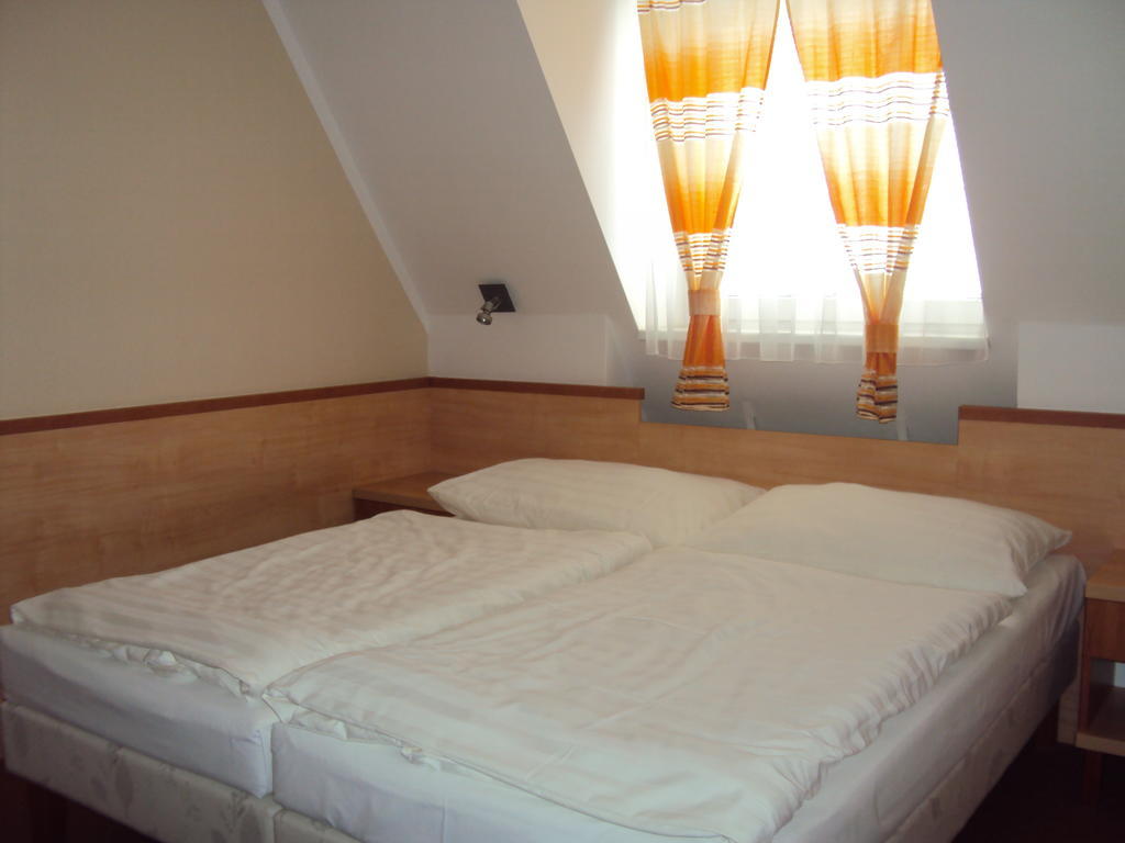 Wellness Hotel Diana Velke Losiny Ruang foto