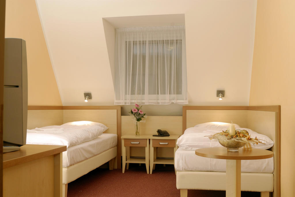 Wellness Hotel Diana Velke Losiny Ruang foto